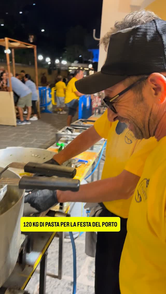 120 kg di pasta per la Festa del Porto di Ischia - fotogramma con scritta gialla