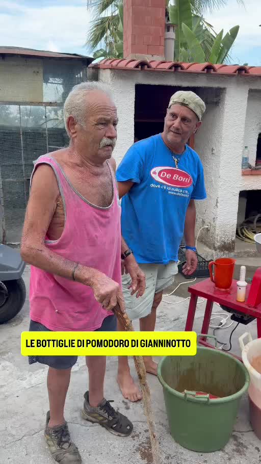 LE BOTTIGLIE DI POMODORO DI GIANNINOTTO, fotogramma con scritta gialla del video Ischitan Post