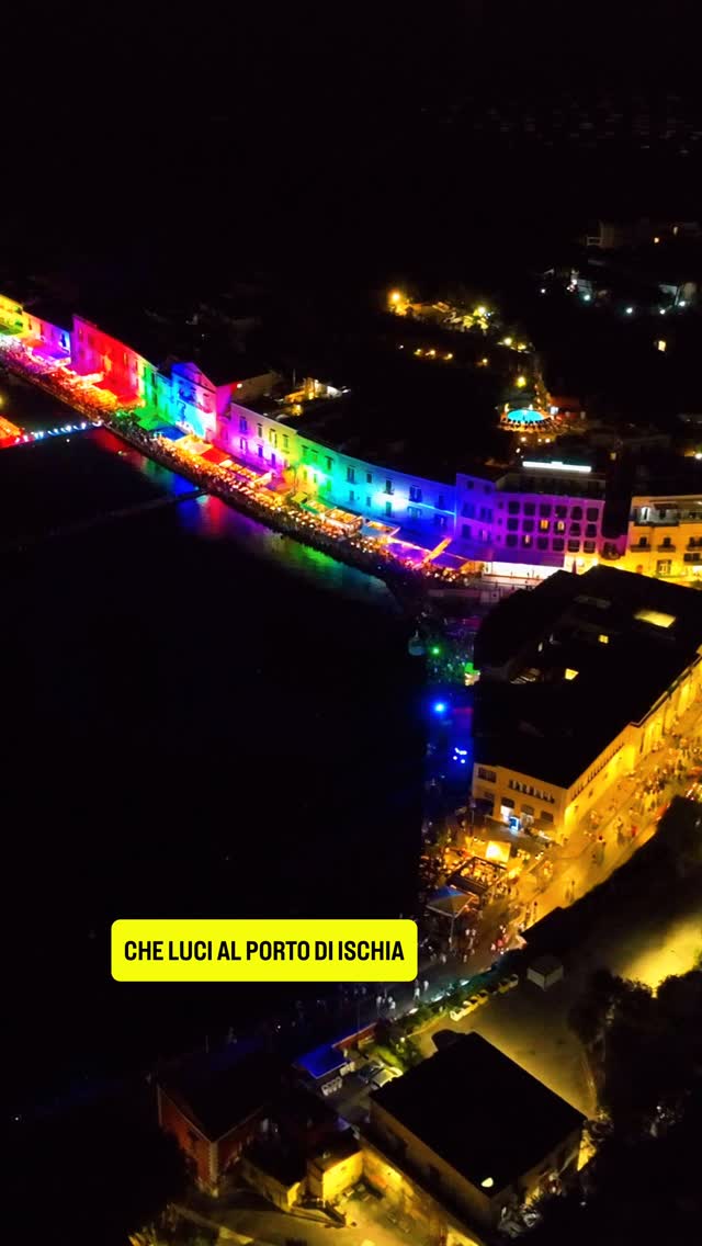 Spettacolo di luci al Porto di Ischia - fotogramma con scritta gialla
