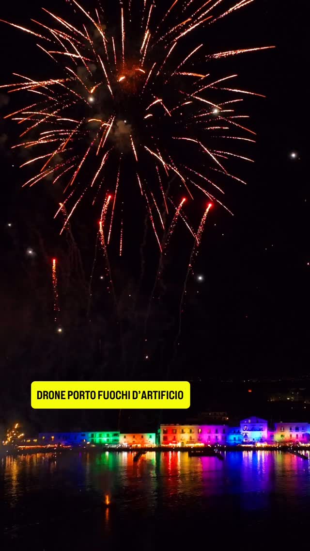 Festa del Porto Ischia - fuochi pirotecnici - fotogramma con scritta gialla