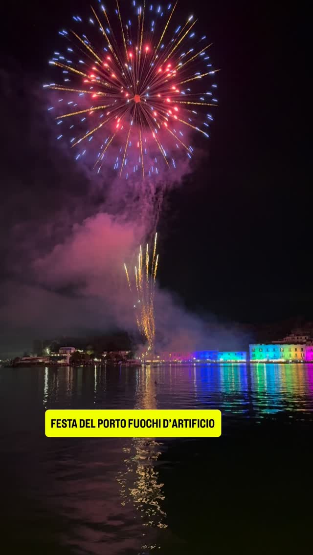 Festa del Porto di Ischia - fuochi d’artificio - fotogramma con scritta gialla