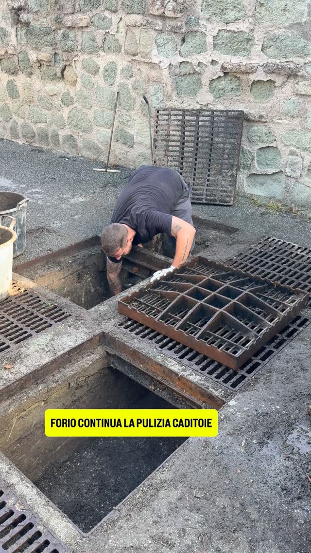 FORIO CONTINUA LA PULIZIA DELLE CADITOIE - fotogramma con scritta gialla