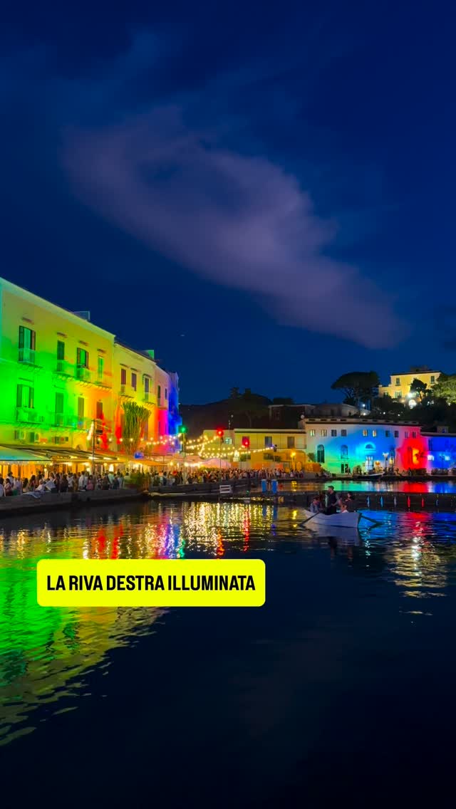 Riva Destra illuminata al Porto di Ischia - fotogramma con scritta gialla