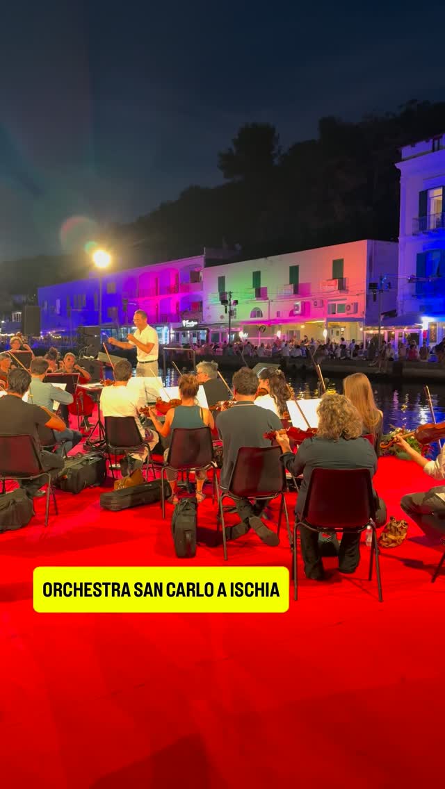 Orchestra del Teatro San Carlo a Ischia - fotogramma con scritta gialla