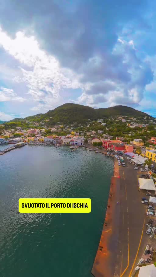 SVUOTATO IL PORTO D’ISCHIA, fotogramma con scritta gialla del video Ischitan Post