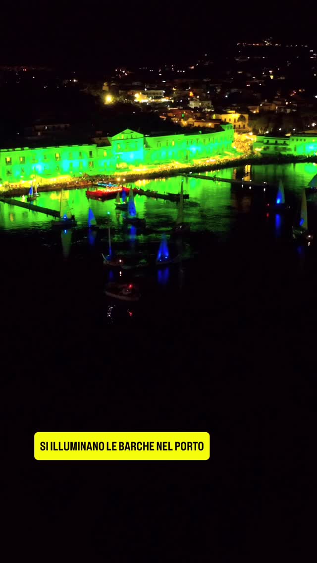 Barche illuminate nel Porto di Ischia - fotogramma con scritta gialla