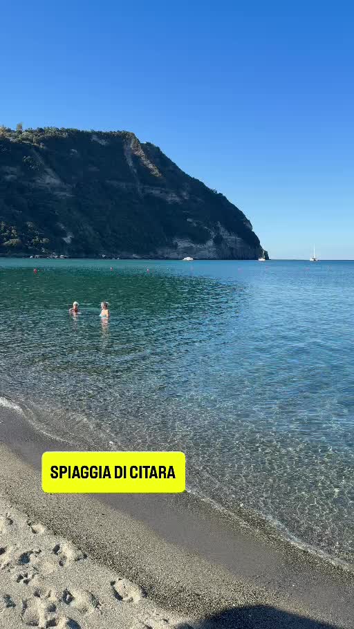 SPIAGGIA DI CITARA, fotogramma con scritta gialla del video Ischitan Post