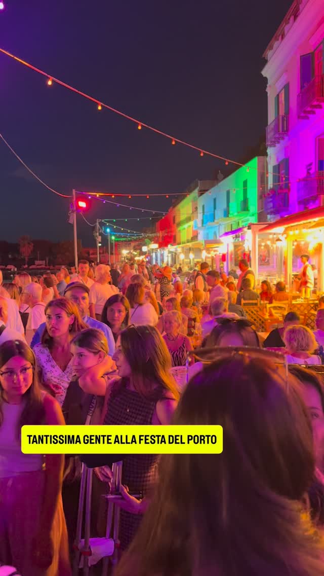 Tantissima gente alla Festa del Porto di Ischia - fotogramma con scritta gialla