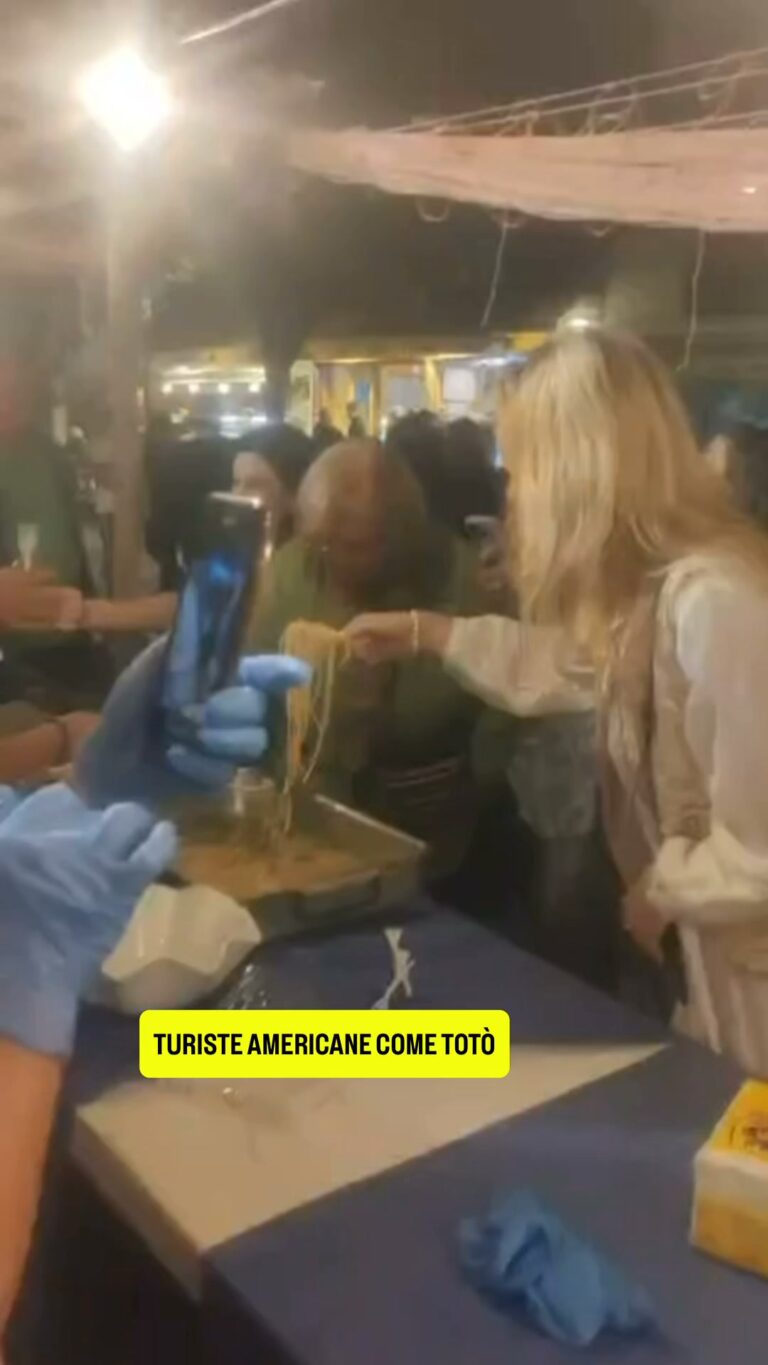 TURISTE AMERICANE COME TOTÒ, fotogramma con scritta gialla