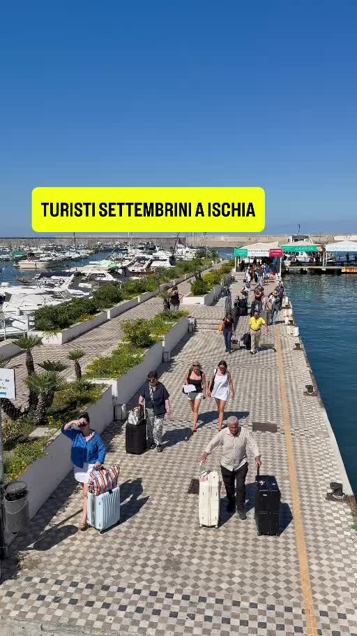 Primo frame del video Tanti turisti a Ischia per settembre